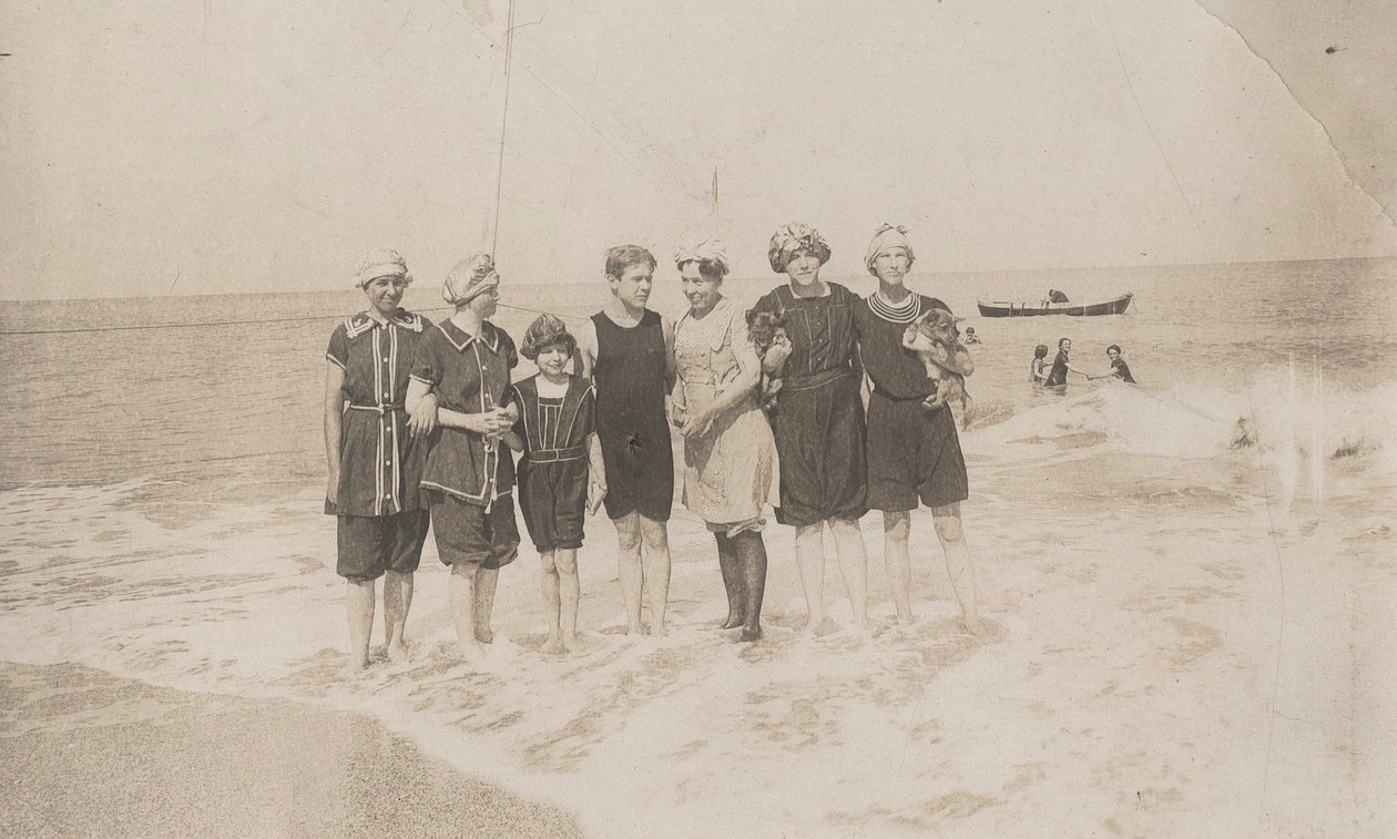 Yüzme partisi, Houlgate, Eylül 1911 (s/b fotoğraf) by Hippolyte Lalaise Devéria