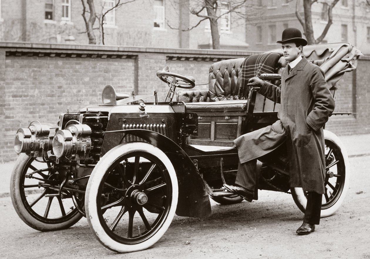 20 hp Panhard motorlu arabanın yanında duran CS Rolls by Ferdinand Georg Waldmuller
