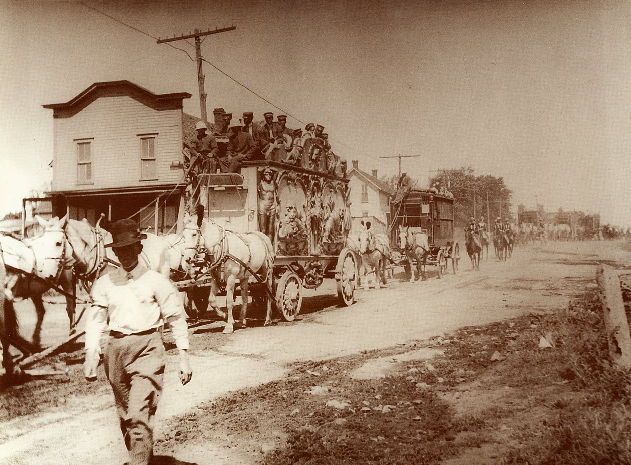 Sirk şehre geliyor, c.1905(fotoğraf) by . .