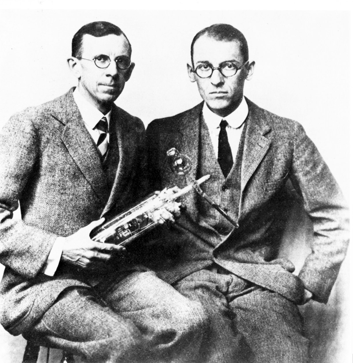Clinton J Davisson ve Lester H Germer, Amerikalı fizikçiler, c 1927 by Frederick (attr. to) Barnard