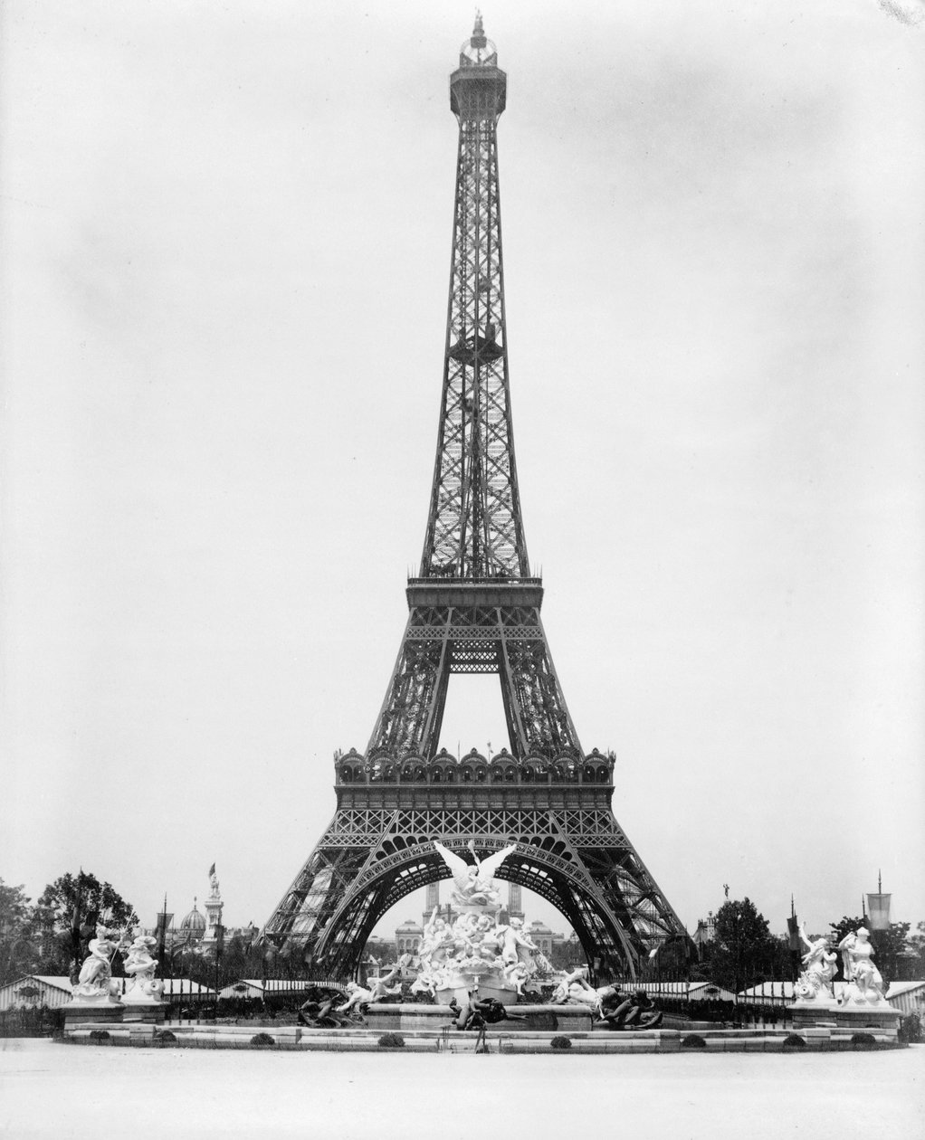 Eyfel Kulesi ve Çeşme Coutan, Paris Fuarı by . .
