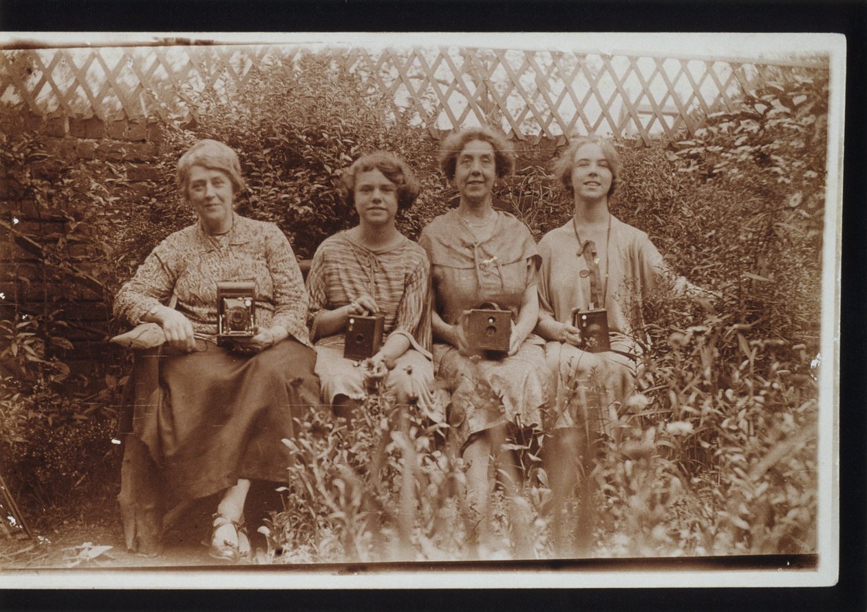 Brownie kameralar da dahil olmak üzere Kodak kameralı dört kadın, c 1900