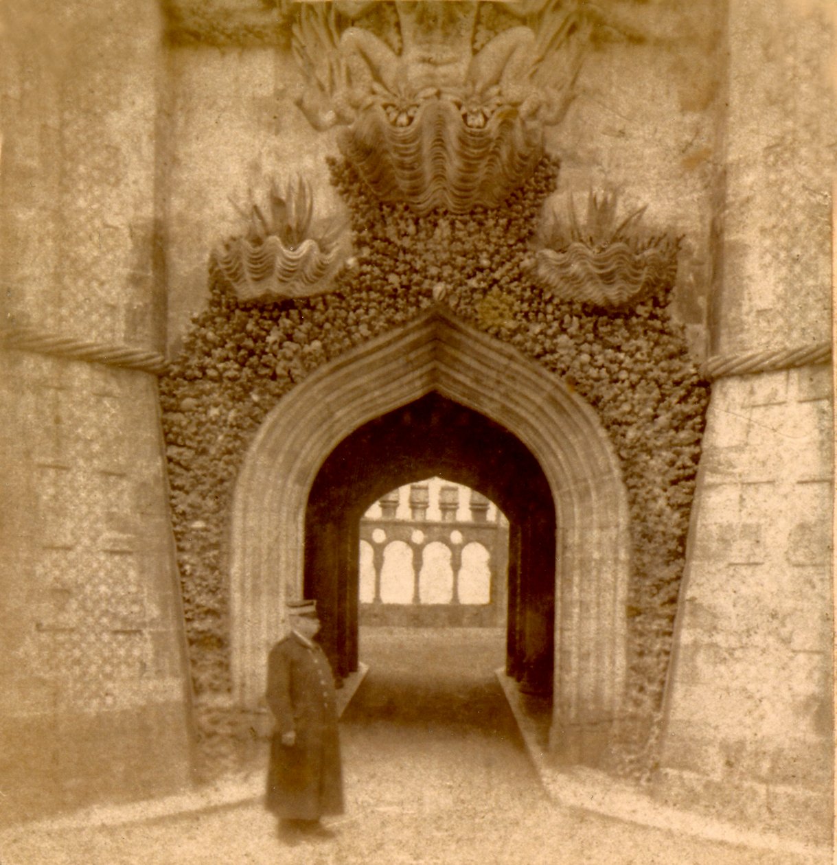 Pena Sarayı (Palacio da Pena) girişinin dışında nöbetçi, Sintra, Lizbon, Portekiz c.1888 (fotoğraf) by Frederick (attr. to) Barnard