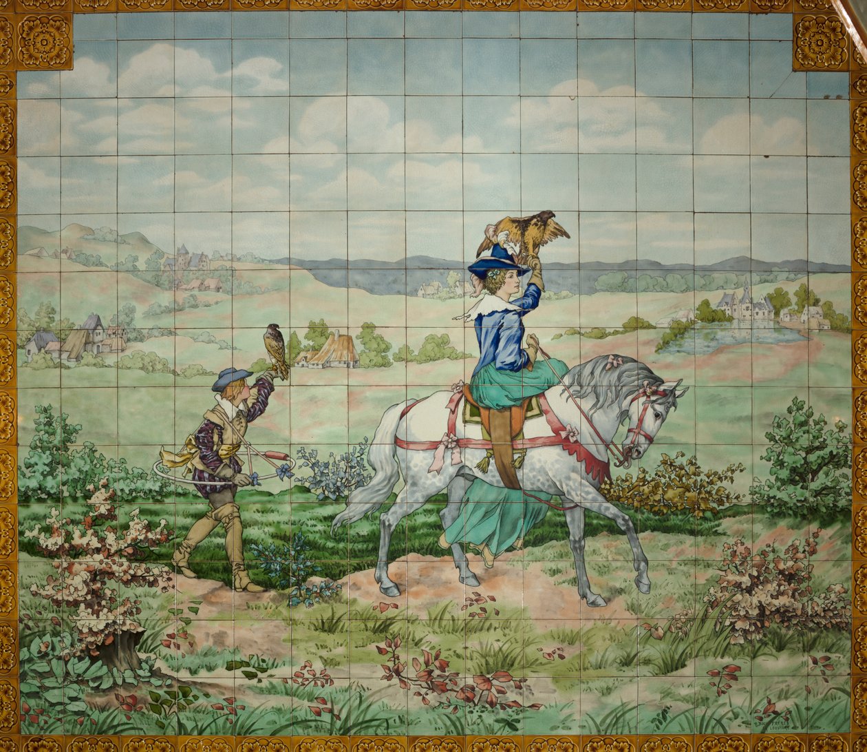İç görünüm, karo panel, ressam Furcy Ernest Tondeur, uygulayıcı Boch Frères La Louvière, ikinci panel, bir asilzade ve şahinli bir asilzade ile av sahnesi by . .
