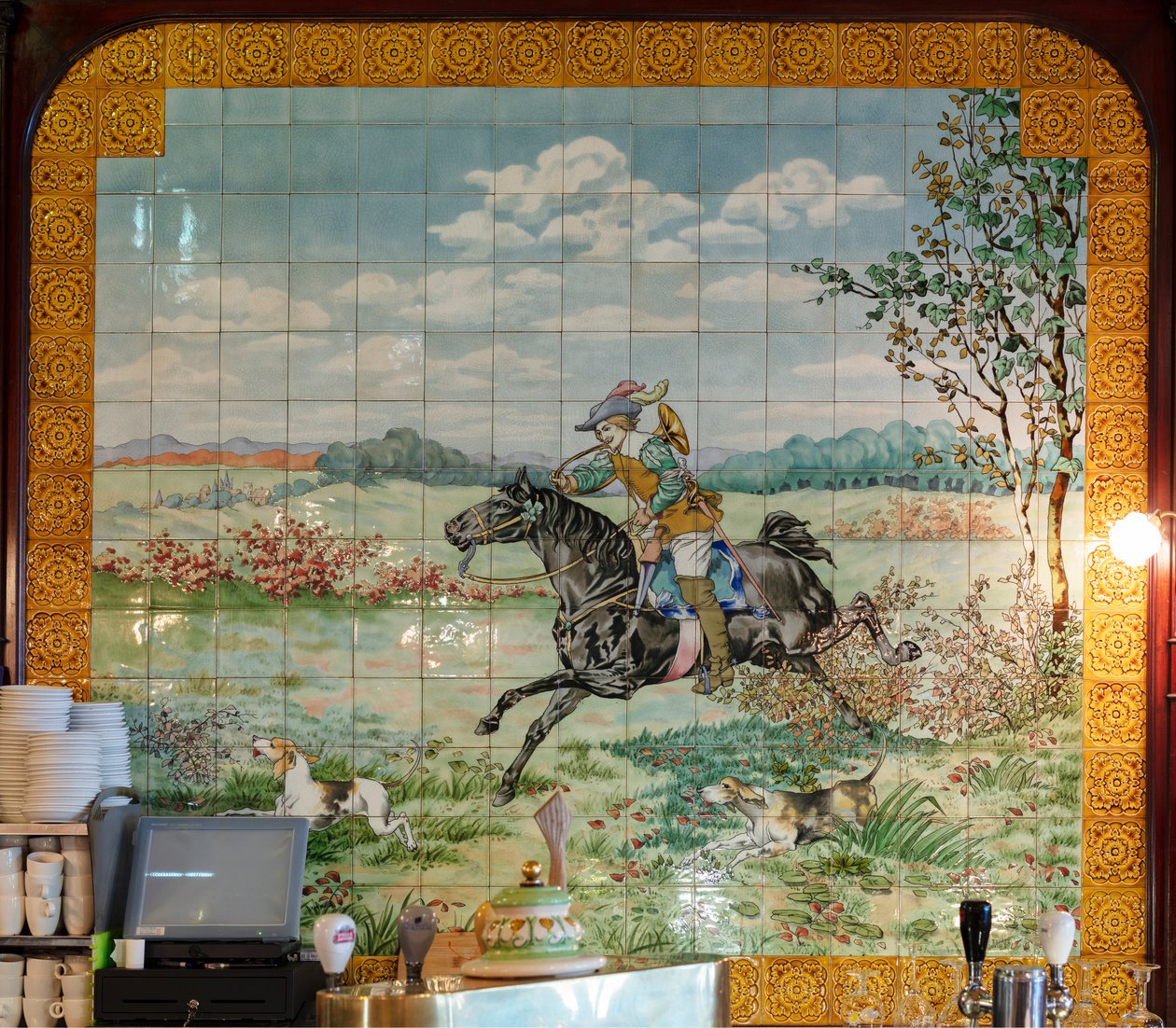 İç görünüm, karo panel, ressam Furcy Ernest Tondeur, uygulayıcı Boch Frères La Louvière, ikinci panel, av boynuzlu dörtnala koşan bir binici ile av sahnesini gösteriyor by . .