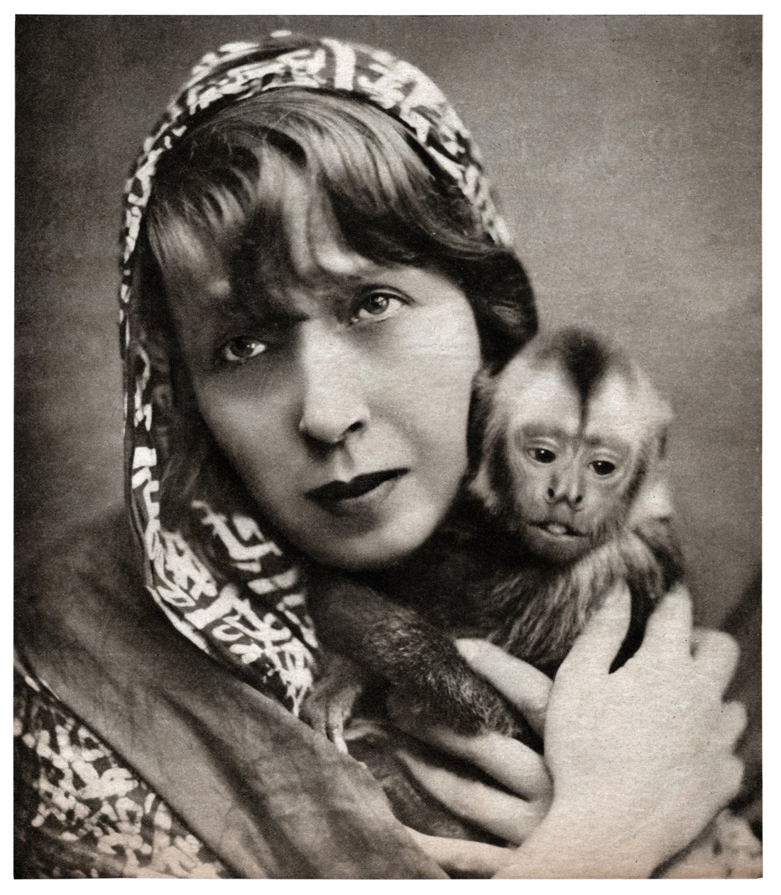 Küçük bir maymun ile Mistinguett by . .