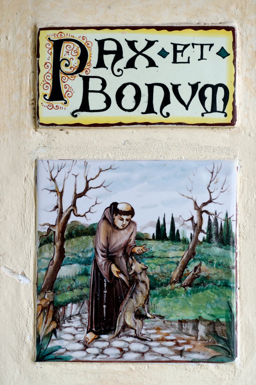 Pax et Bonum: Latin sloganı ve selamlama Fransiskenler arasında ve Katoliklikte yayıldı. Monterosso al Mare. İtalya. by . .