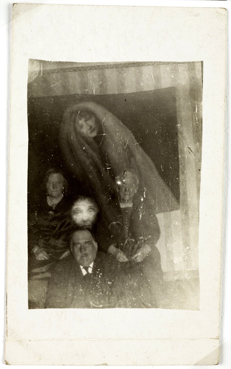 Paranormal fenomen: üç yaşlı insanın portresi, arkalarında görünen bir kadının ruhu, 1920 dolaylarında Fotoğraf William Hope (1863-1933) by Frederick (attr. to) Barnard