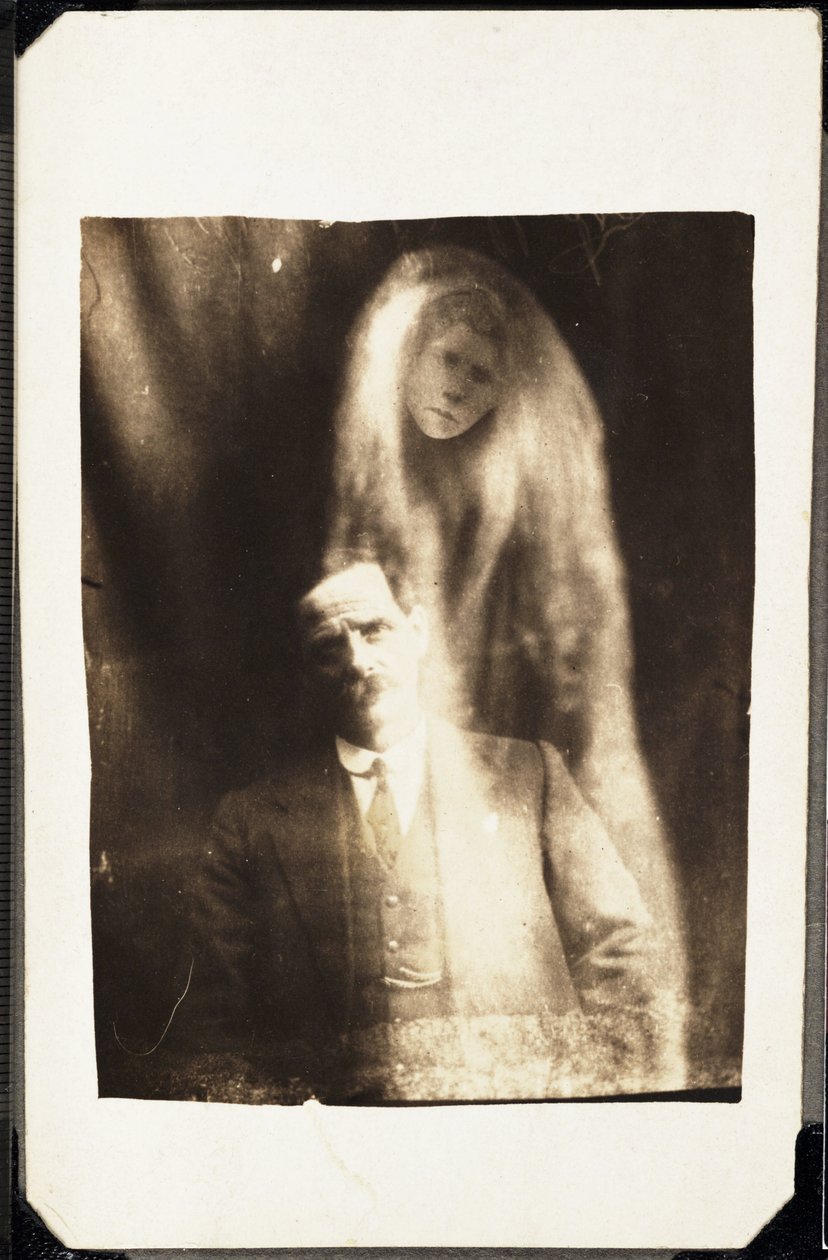 Paranormal fenomen: Bir adamın portresi ve arkasında görünen karısının ruhu, 1920 dolaylarında Fotoğraf William Hope (1863-1933) by Frederick (attr. to) Barnard