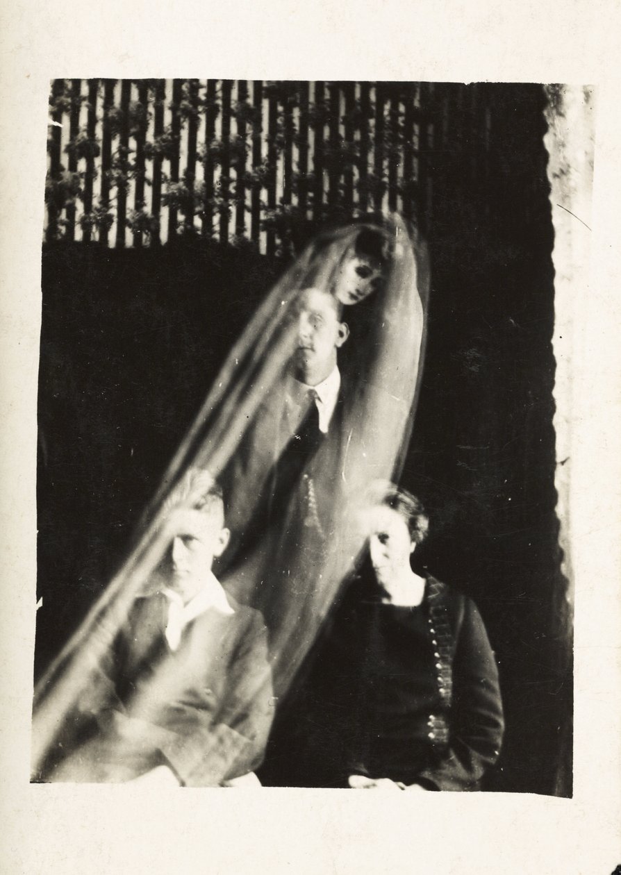 Paranormal fenomen: bir kadın ve iki erkeğin portresi ve arkalarında görünen bir kadının ruhu, 1920 dolaylarında Fotoğraf William Hope (1863-1933) by Frederick (attr. to) Barnard