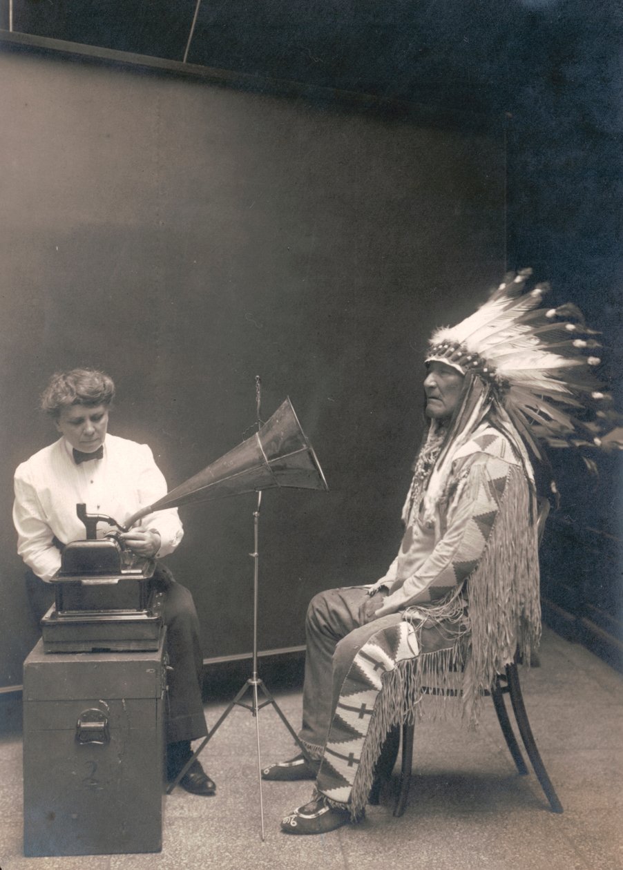 Piegan Indian, Dağ Şefi, Etnolog Frances Densmore ile bir Kaydı dinliyor by . .
