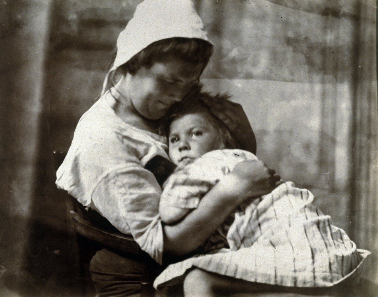 1900-1905 dolaylarında bir anne ve kızının portresi by Frederick (attr. to) Barnard