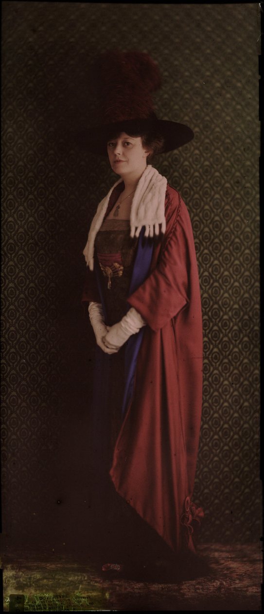 Tören cübbesi giymiş bir kadının portresi, c 1912 by Frederick (attr. to) Barnard