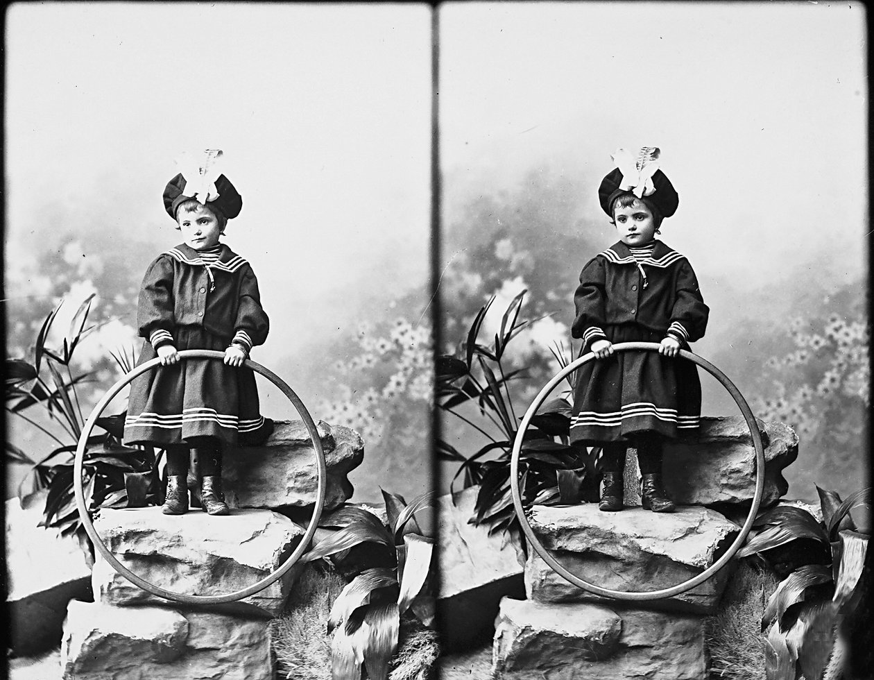 Denizci kıyafeti giymiş kızın portresi, stereoskopik fotoğraf by Henry Charles Fehr