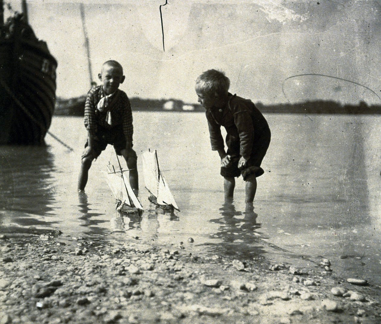 1900-1905 dolaylarında plaj sahnesi, iki erkek portresi by Frederick (attr. to) Barnard