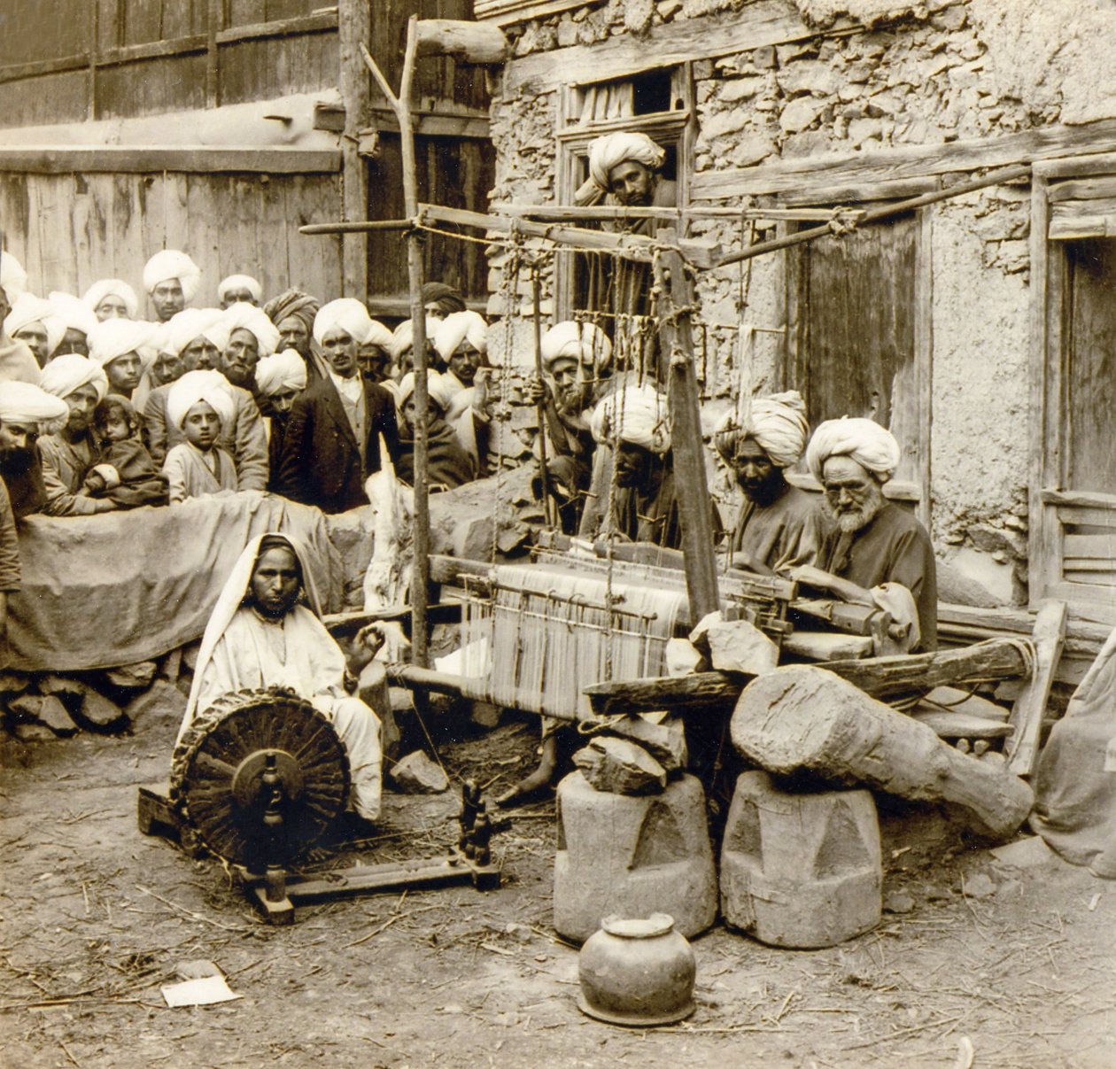 Yün şalları eğirme ve dokuma, Srinagar, Keşmir, Hindistan c.1901 (fotoğraf) by Frederick (attr. to) Barnard