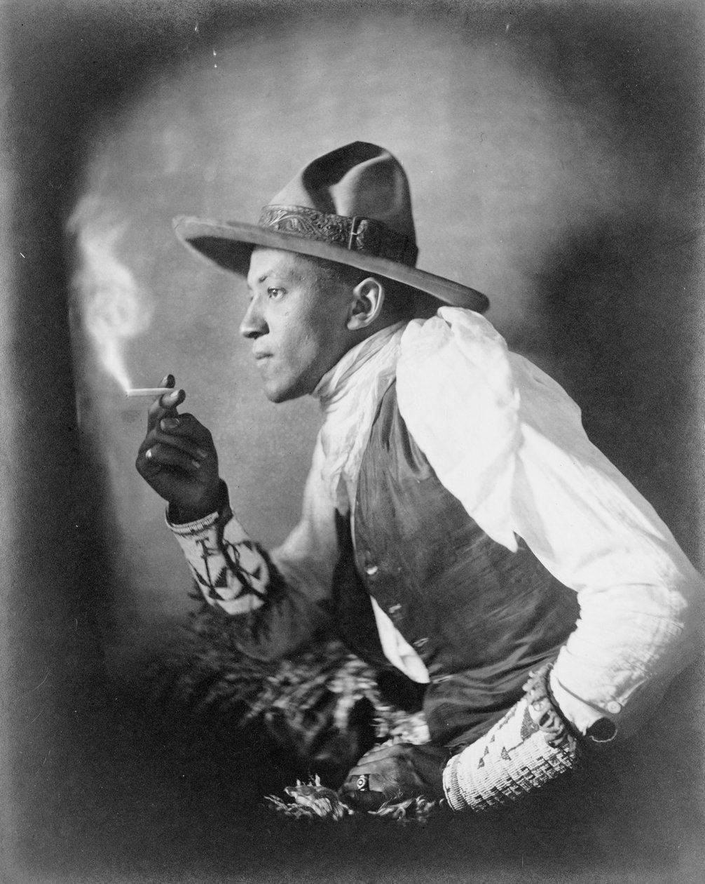 Sigara, c.1908 (s/b fotoğraf) by . .