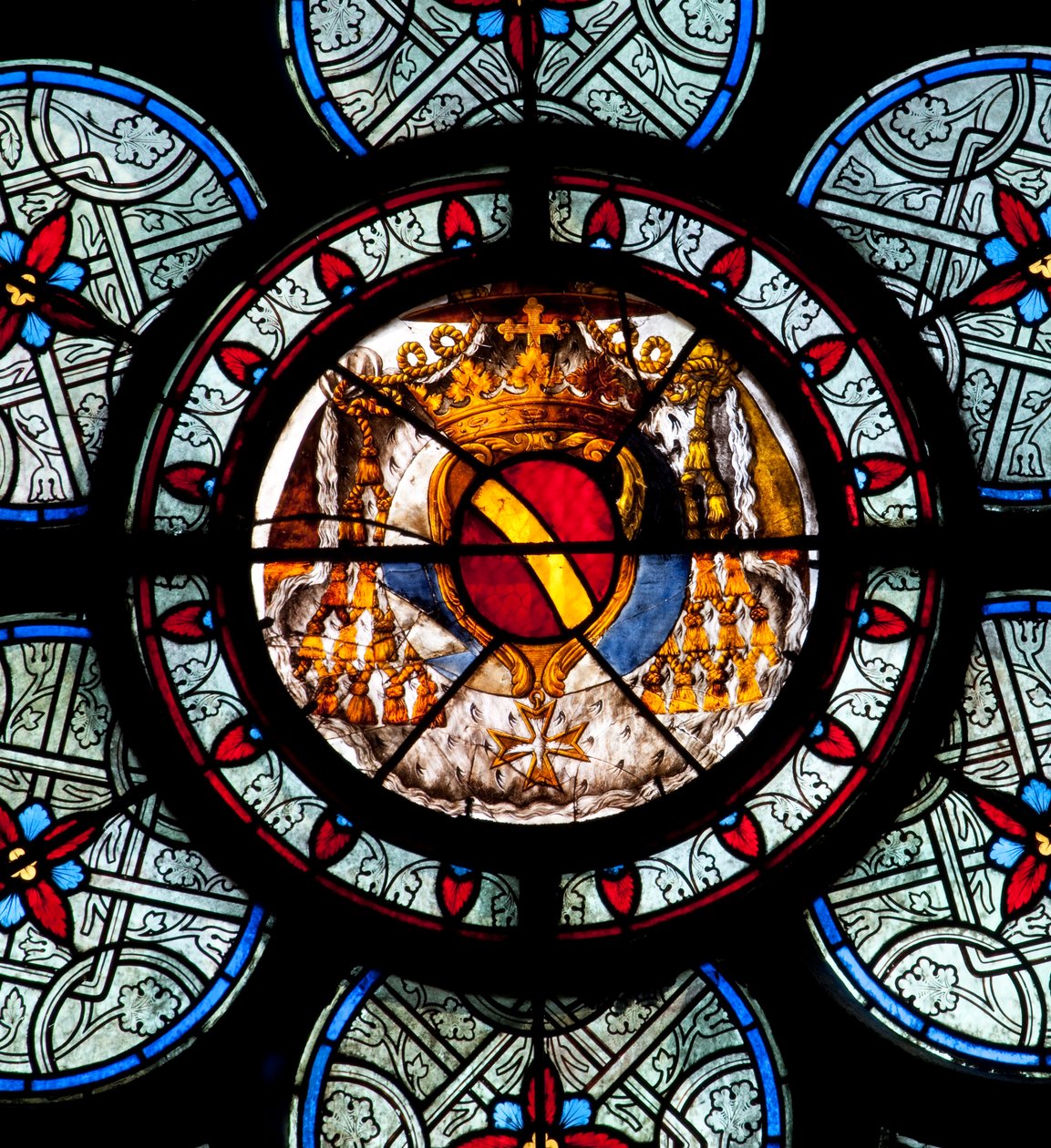 Jean Le Vieil tarafından 18. yüzyılın ortalarında boyanmış, kardinalin kollarıyla Noailles şapelinin iki penceresinden birinin kulak zarının okülüsü. Cathedrale Notre Dame de Paris - Paris 4 - XIII, XIII, XIX, Vi tarafından rehabilitasyon by . .