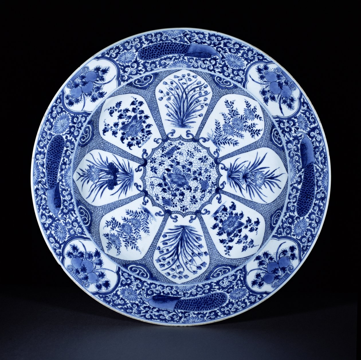 Mavi ve beyaz tabak, Kangxi dönemi, c.1700 (porselen) by Chinese School