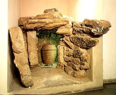 Bir semaver ile Etrüsk mezarının yeniden inşası by after Etruscan