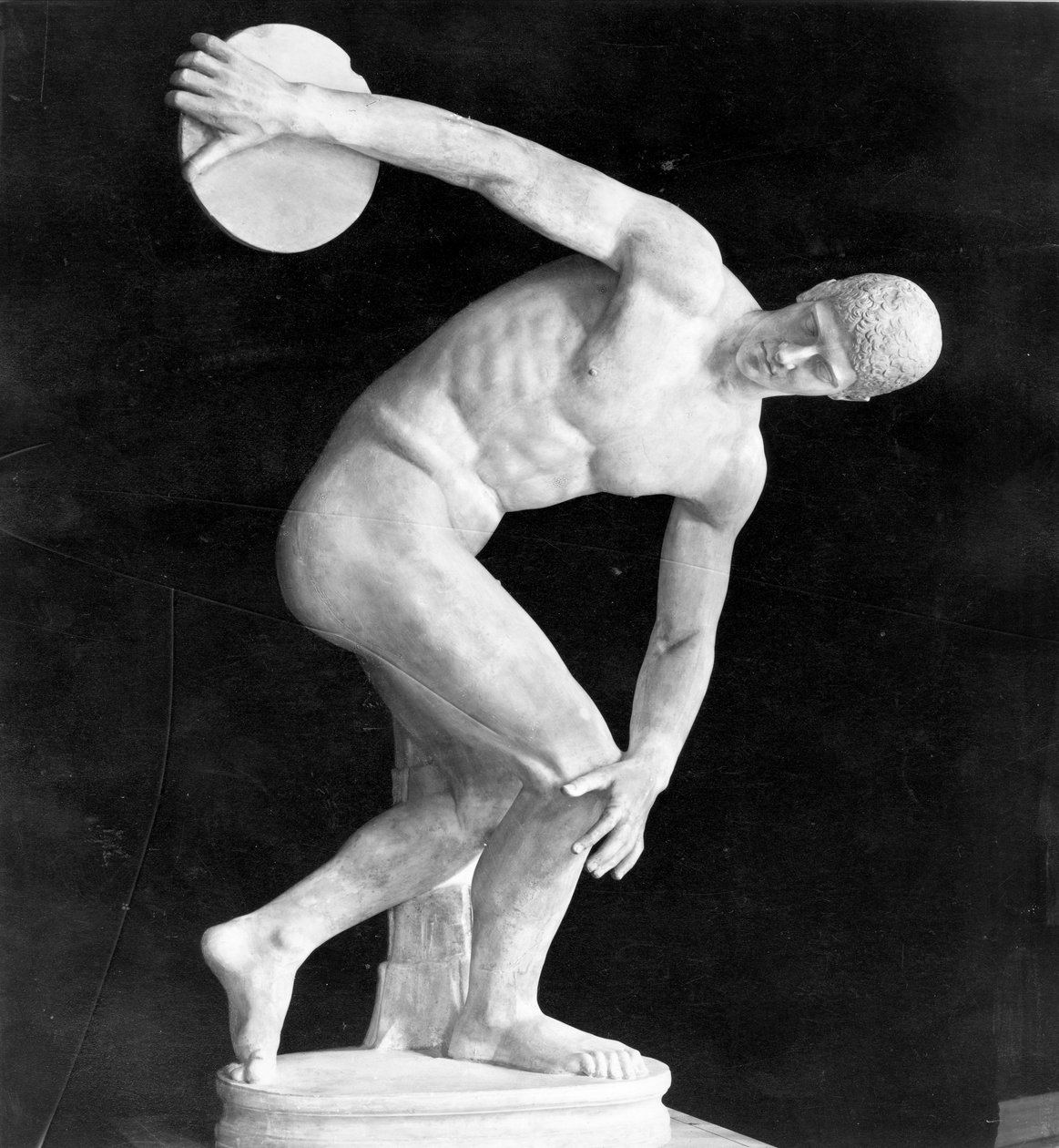 Discobolus, bir Yunan orijinalinin kopyası (alçı) by after Myron