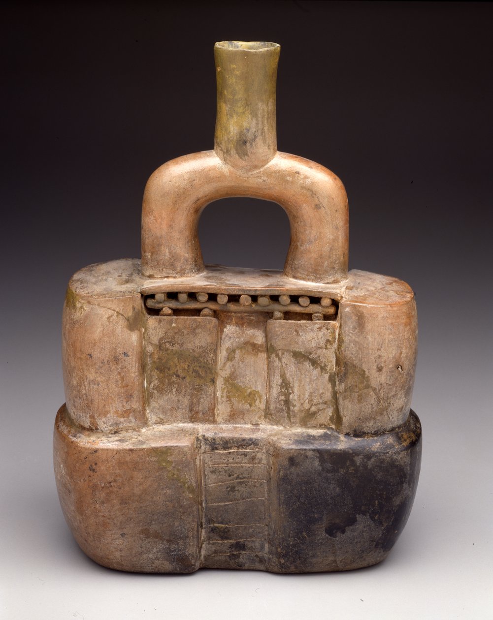 Tapınak şeklinde etriye ağızlı kap, Early Horizon, MÖ 900-200 (seramik) by culture Cupisnique