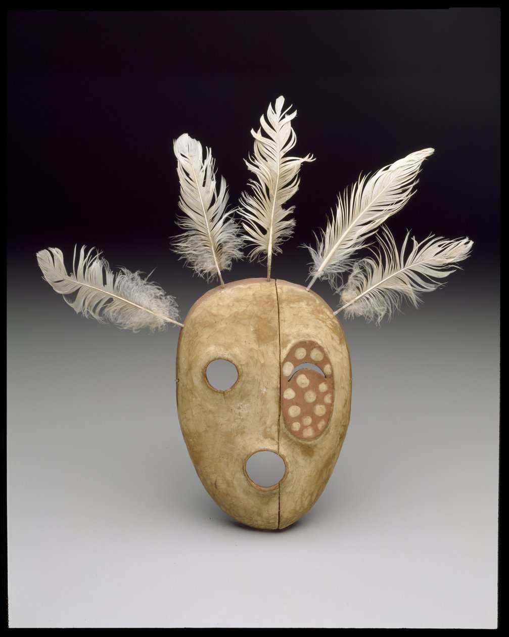Maske: Dağın Kötü Ruhu, 19. yüzyılın sonları (tahta, boya ve tüyler) by culture Yupik