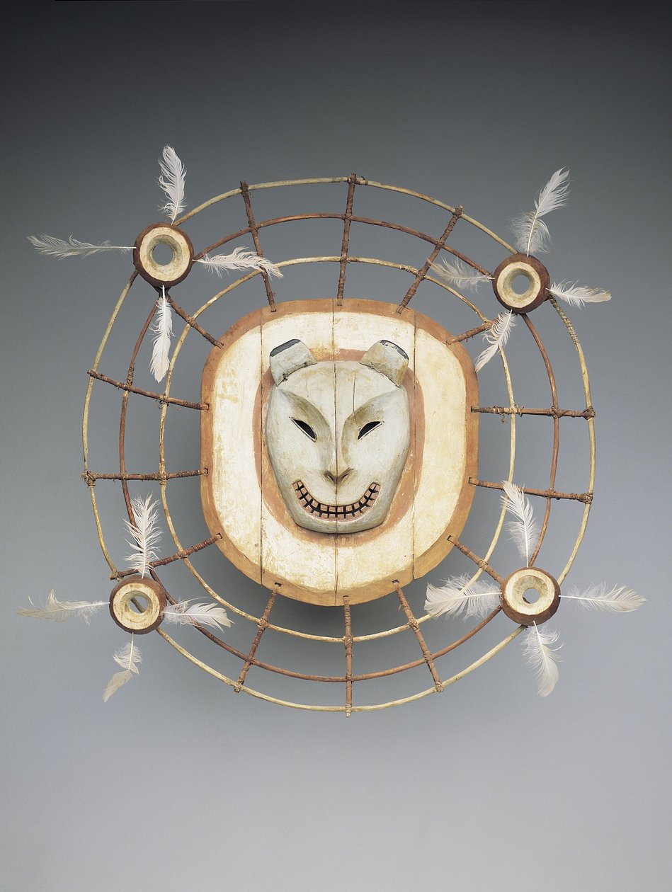 19. yüzyılın sonlarında bir ayı ruhunu tasvir eden maske (ahşap, boya, lif, bağırsak kordonu) by culture Yupik
