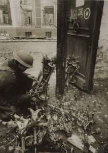 Cambrai, demetler halinde bağlanmış şamdanlar, Almanlar tarafından kaldırılmaya hazır, ancak geride bırakılmış by (after) English photographer