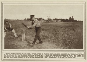 Önde futbolun yerini kriket alıyor, Fransa'da bir yerde hat gerisindeki bir maçta İngiliz askerleri veya Flanders (s/b fotoğraf) by (after) English photographer