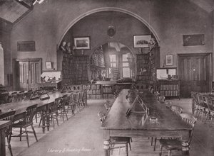 Owen#39;s College, Manchester: Kütüphane ve Okuma Odası (s/b fotoğraf) by (after) English photographer