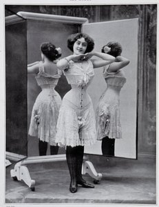 Thylda korseyi sunan model, fotoğraf Félix - “” Les Modes”, Aralık 1907. by (after) Felix Studio