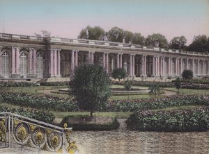 Grand Trianon, Cephe sur les Jardins, Great Trianon, Bahçelerin önden görünümü (renkli fotoğraf) by (after) French Photographer
