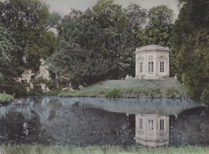 Parc du Petit Trianon, Müzik Köşkü, Küçük Trianon Parkı, Müzik Köşkü (renkli fotoğraf) by (after) French Photographer