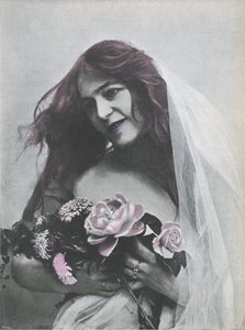 Bir buket çiçek tutan bir kadının portresi (renkli fotoğraf) by (after) French Photographer