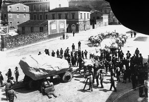Carrara: Çok sayıda öküz, Apuan ocaklarından gelen devasa bir mermer blokla dolu bir vagonu çekiyor (s/b fotoğraf)
