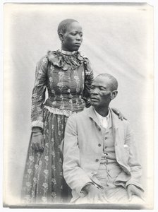 Khama ve karısı, c.1910 (platin baskı) by A. E. Hargreave