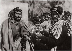 Ünlü Arap kahvesinin tadını çıkaran bir şeyh, Irak, 1925