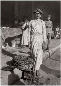 Çok az kazanç getiren küçük bir ticaret, Irak, 1925. by A. Kerim