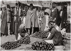 Bağdat'ta meyve pazarı, Irak, 1925 by A. Kerim