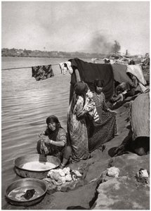 Dicle kıyısında çamaşır yıkayan kadınlar, Bağdat, Irak, 1925 by A. Kerim