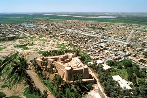 MÖ 640 yılında Asurlular tarafından yıkıldıktan sonra Ahamenişler tarafından restore edilen şehrin havadan görünümü by Achaemenid