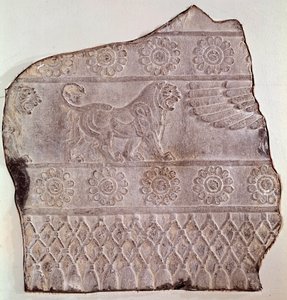 Yürüyen bir aslanı temsil eden alçak kabartma parçası. Persepolis (İran) Epoque Routenide