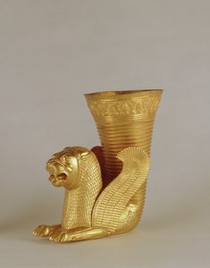 Oturmuş bir aslan-canavar şeklinde Rhyton, Hemedan, İran