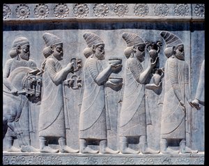 Doğu merdivenlerinin kabartmalarının görünümü: Teklifler ve hediyeler getiren Asur elçileri by Achaemenid