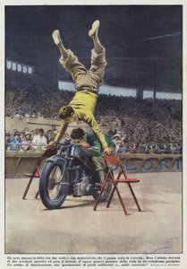 İki sandalye ve altlarından hızla geçen bir motosiklet arasında duran bir insan kemeri by Achille Beltrame