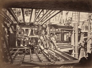 Oditoryum Kirişlerinde Çalışan İşçiler, Yeni Paris Operası,c. 1867 (fotoğraf) by Achille Delmaet