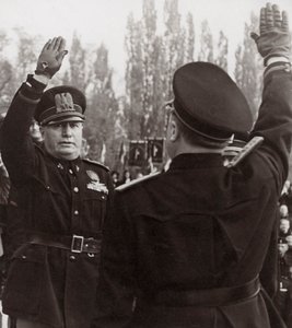 Benito Mussolini faşist bir yetkiliyi selamlayarak onurlandırıyor (s/b fotoğraf)