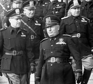 Mussolini askeri geçit töreninde (s/b fotoğraf)
