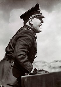 Mussolini bir konuşma yapıyor (s/b fotoğraf)